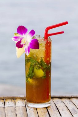 Limon, nane ve ananas tropikal bir plajda serinletici içecek