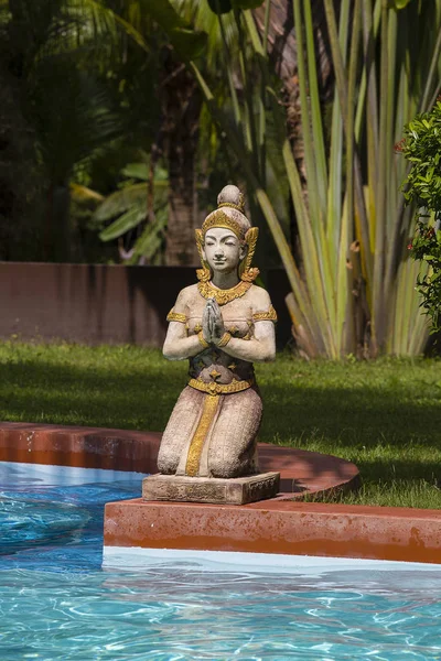 Geleneksel Tay heykel ve tropikal bahçe Yüzme havuzunda. Tayland — Stok fotoğraf