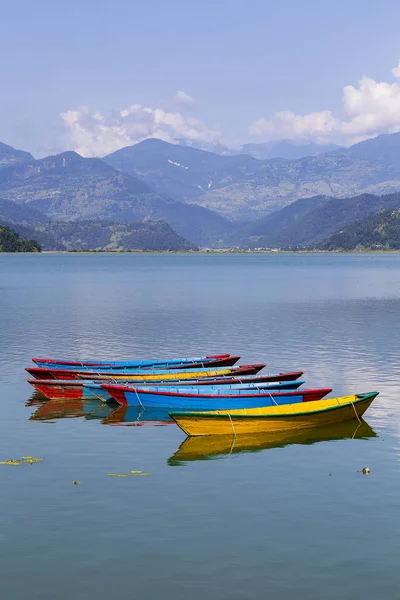 Lake Phewa in Pokhara, Nepal, with the Himalayan mountains — Stock Photo, Image