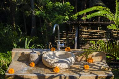 Su musluk açık yeşil park arka planda Ubud, Adası Bali, Endonezya