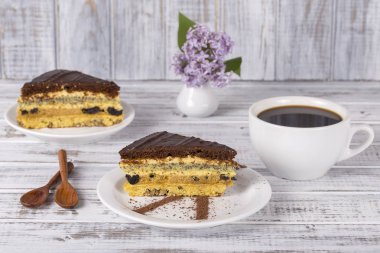 Çikolatalı pasta bisküvi hamur haşhaş tohumu, Kuru erik ve ceviz ve kahve