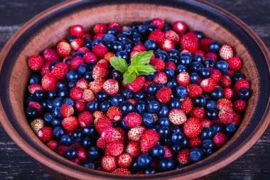 Taze çilek ve yaban mersini, yaban berry.