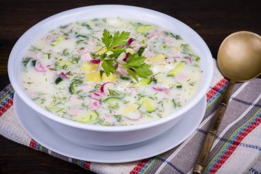 Soğuk sebze çorbası yoğurt, ekşi süt Bankası - okroshka üzerinde