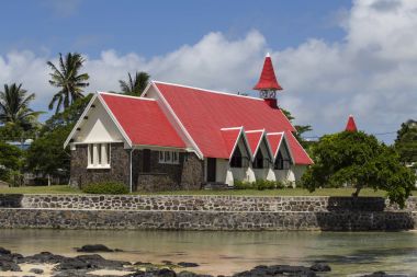 Mauritius Adası - sahilde kırmızı kilise yerlerinden. Cap Malhereux