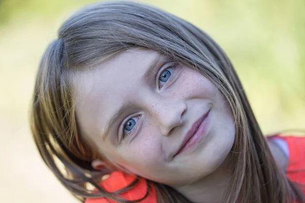 Vacker ung flicka utomhus, porträtt barn närbild — Stockfoto