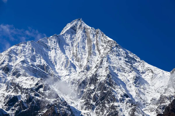 Majestuosas cumbres montañosas en las montañas del Himalaya en Nepal — Foto de Stock