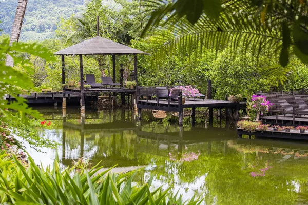 Pavilhão para relaxar em uma lagoa em um jardim tropical, Tailândia — Fotografia de Stock