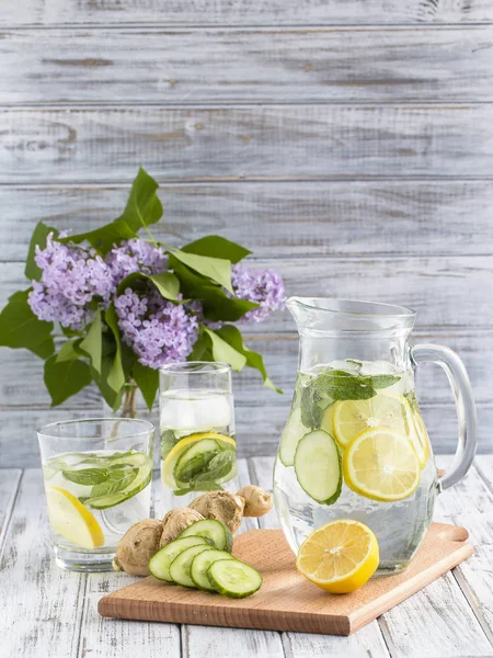 Boisson diététique de désintoxication avec jus de citron, gingembre, concombre et feuilles de menthe dans de l'eau claire avec glace . — Photo