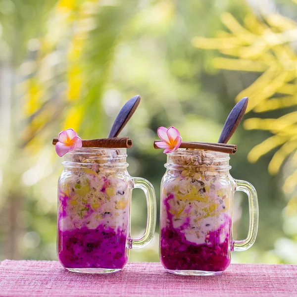 Muesli hecho de aguacate, fruta del dragón, plátano y vestido con yogur, Indonesia — Foto de Stock