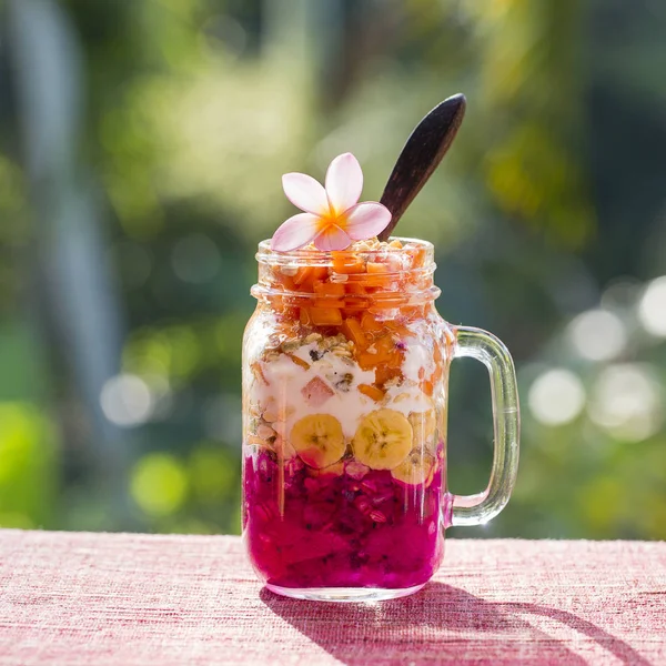 Muesli feito de mamão, abacate, fruta de dragão, banana e vestido com iogurte, Indonésia — Fotografia de Stock