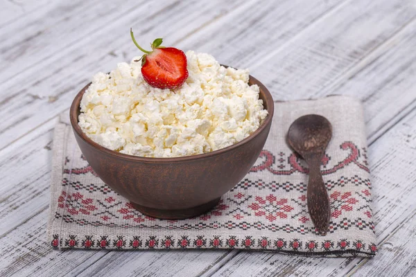 Cottage cheese and red strawberry on the table — Stock Photo, Image