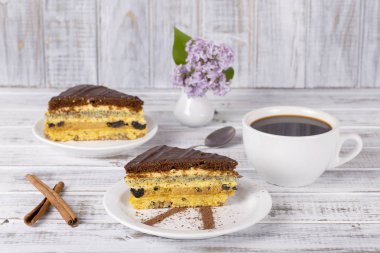 Çikolatalı pasta bisküvi hamur haşhaş tohumu, Kuru erik ve ceviz ve kahve