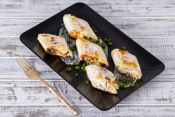 Pão Pita embrulhado com queijo cottage e legumes — Fotografia de Stock