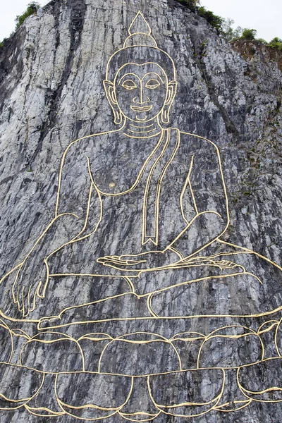 Gran imagen de Buda en la montaña. Wat Khao Chi Chan, Pattaya, Tailandia — Foto de Stock