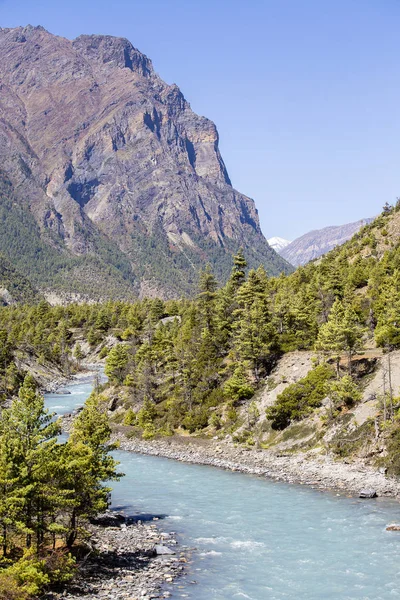 雄伟的景观和尼泊尔的喜马拉雅山脉的蓝色河流 — 图库照片