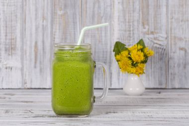 Smoothies dereotu, kereviz ve muz, yakın çekim