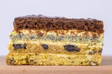 Çikolatalı pasta bisküvi hamur haşhaş tohumu, Kuru erik ve ceviz ile