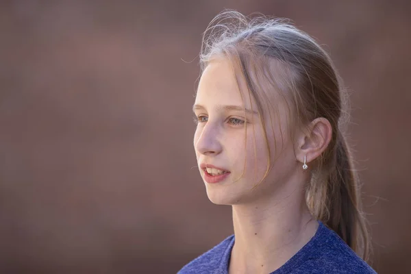 Portrait jeune fille en plein air, gros plan — Photo