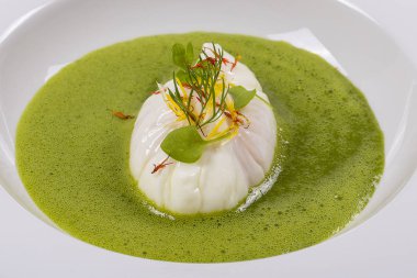 Yerel malzemelerle - haşlanmış yumurta ve yeşil healtfy çorba, yemek yakın çekim