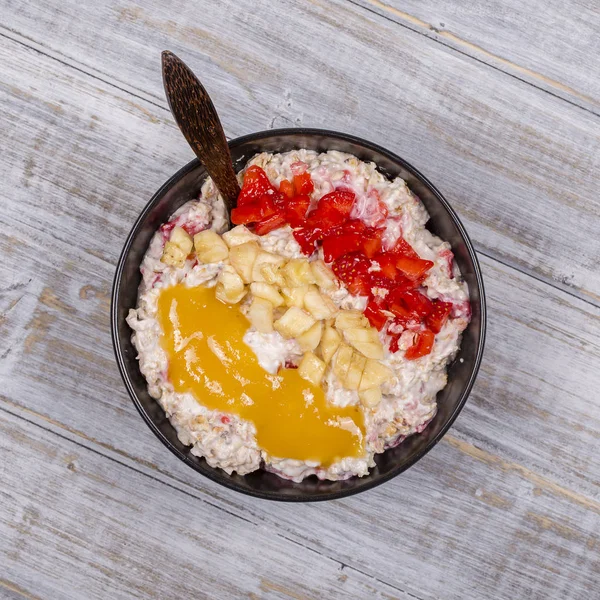 Muesli gemaakt van rode aardbeien, banaan, chia zaden, Haver vlokken, honing en gekleed met yoghurt — Stockfoto