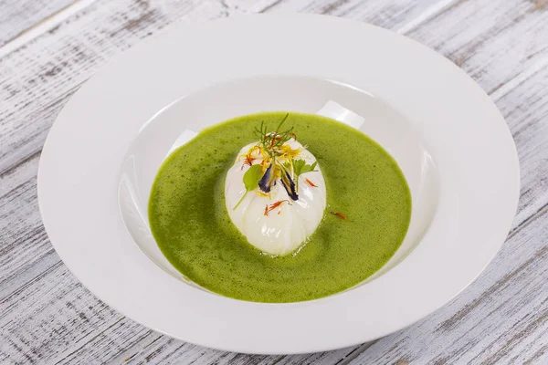 -半熟卵と緑の healtfy スープ、地元の食材と料理をクローズ アップ — ストック写真