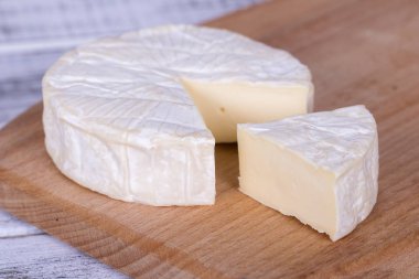 Peynir Brie türü. Camembert peyniri. Taze Brie peyniri ve bir dilim bir ahşap tahta üzerinde. İtalyan, Fransız peynir.