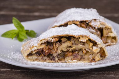 dilim bir plaka üzerinde bir elma strudel
