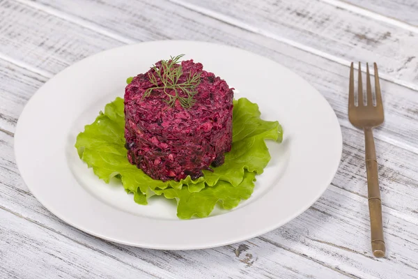 Salat mit Rüben, getrockneten Pflaumen, Walnüssen im Teller — Stockfoto