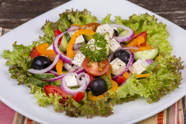 Masanın üzerine taze sebze Yunan salatası — Stok fotoğraf