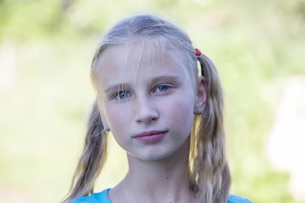 Mooi jong meisje buiten, portret kinderen close-up — Stockfoto