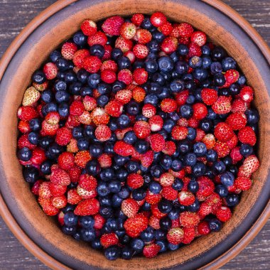 Taze çilek ve yaban mersini, yaban berry.