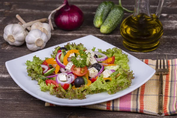 Verse plantaardige Griekse salade op tafel — Stockfoto