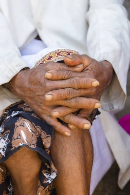 Yaşlanma süreci - çok eski üst düzey adam kırışık cilt eller. Ada Bali, Endonezya