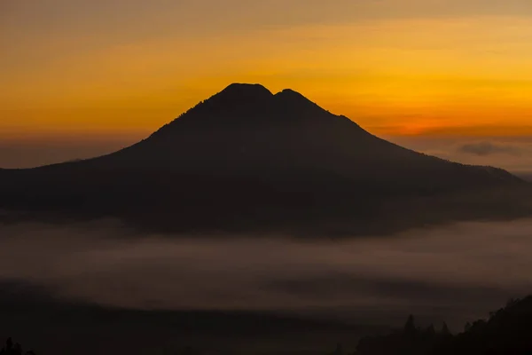 Malerischer Sonnenaufgang und Nebel am Vulkan Batur, Kintamani, Bali, Indonesien. — Stockfoto