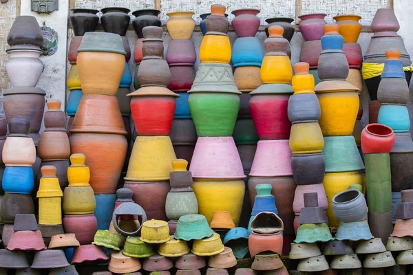 Pots d'argile colorés sur le sol. Marché de l'art et de l'artisanat touristique. Ubud à Bali Island, Indonésie — Photo