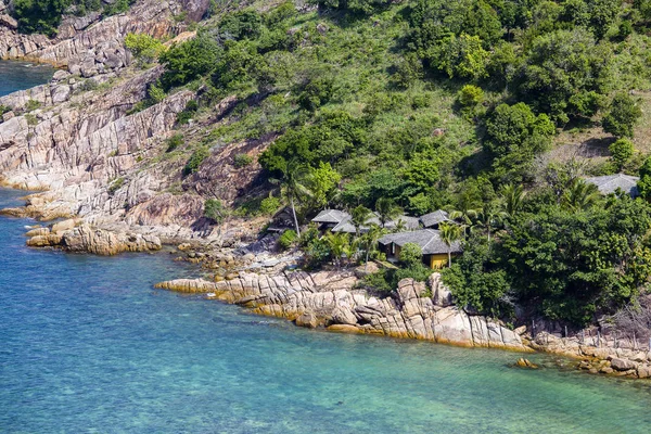 Bungalow tropical en una playa rocosa junto al mar. Isla de Koh Phangan, Tailandia —  Fotos de Stock