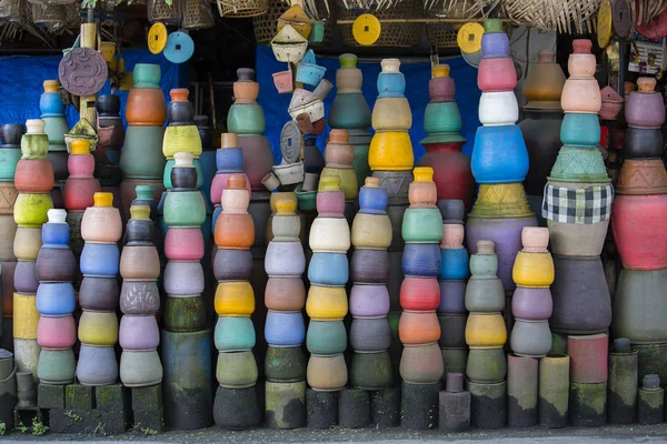 Pots d'argile colorés sur le sol. Marché de l'art et de l'artisanat touristique. Ubud à Bali Island, Indonésie — Photo