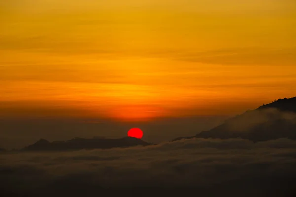 Сценический восход и туман на вулкане Батур, Кинтамани, Бали, Индонезия . — стоковое фото