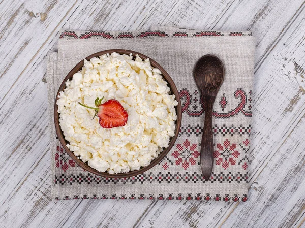 Quark und rote Erdbeeren auf dem Tisch — Stockfoto