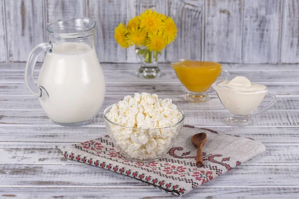 코 티 지 치즈, 사 우 어 크림, 우유, 꿀 테이블에 — 스톡 사진