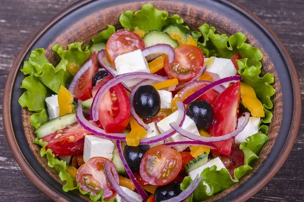 Masanın üzerine taze sebze Yunan salatası — Stok fotoğraf