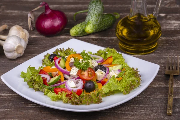 Masanın üzerine taze sebze Yunan salatası