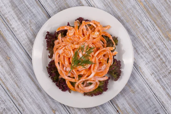 Salat mit frischen Karotten mit saurer Sahne und Dill — Stockfoto