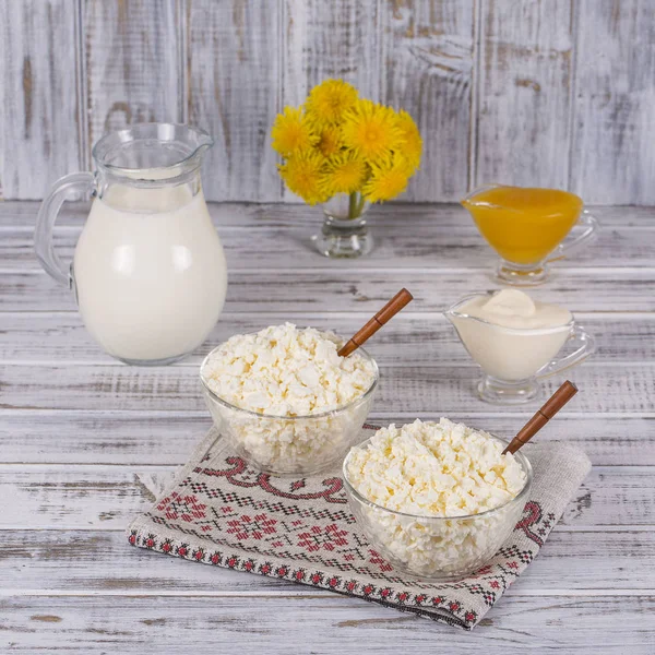 Cottage, panna acida, latte e miele in tavola — Foto Stock