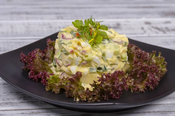 Salada de um rabanete, cebola verde e ovo fervido com maionese — Fotografia de Stock