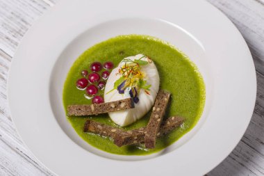 Yerel malzemelerle - haşlanmış yumurta ve yeşil healtfy çorba, yemek yakın çekim