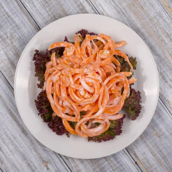 Salada com cenouras frescas com nata azeda — Fotografia de Stock