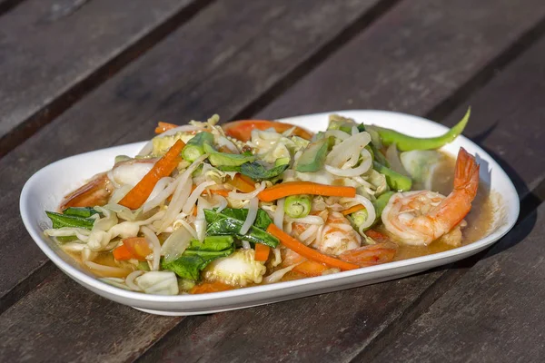 Thaise gerechten, zeevruchten met plantaardige kruidige salade — Stockfoto