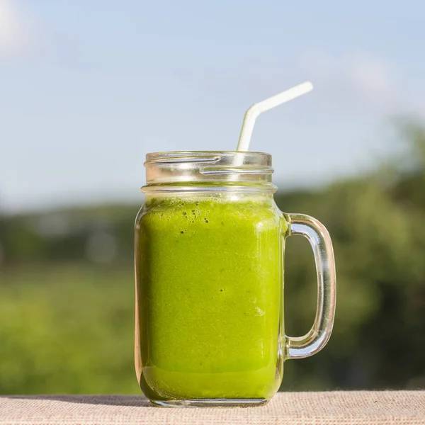 Smoothies från avokado, dill, selleri och banan i glas — Stockfoto