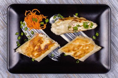 süzme peynir ve sebze ile sarılmış pide